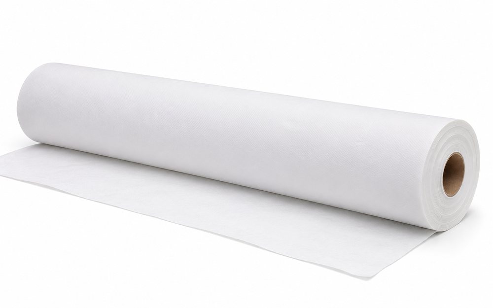 Rolo de papel lençol de 70 cm desenrolando sobre a superfície branca